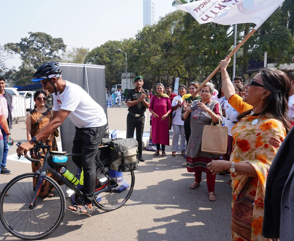 अपर्णा सेन, एंड्रिया जेस्के ने पश्चिम बंगाल में छह दिवसीय साइकिल यात्रा ‘मूव फॉर अर्थ’ मूवमेंट को फ्लैग ऑफ किया
